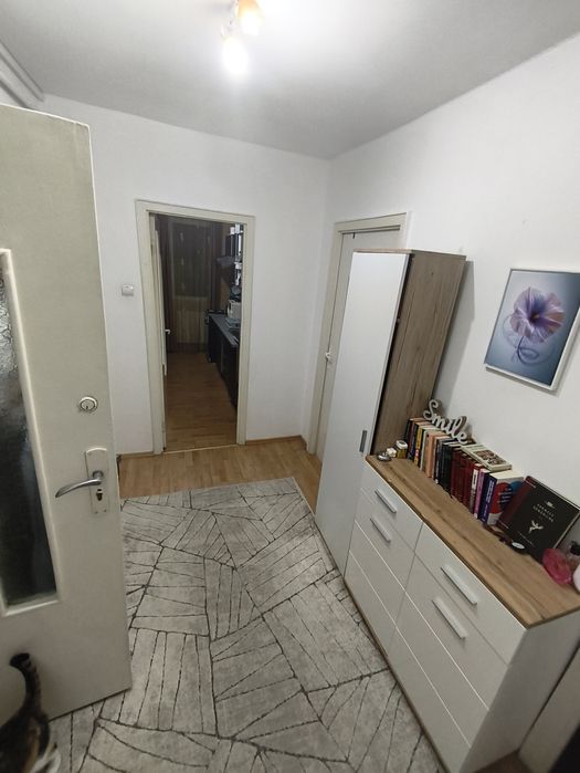 Închiriez cameră în apartament cu 3 camere
