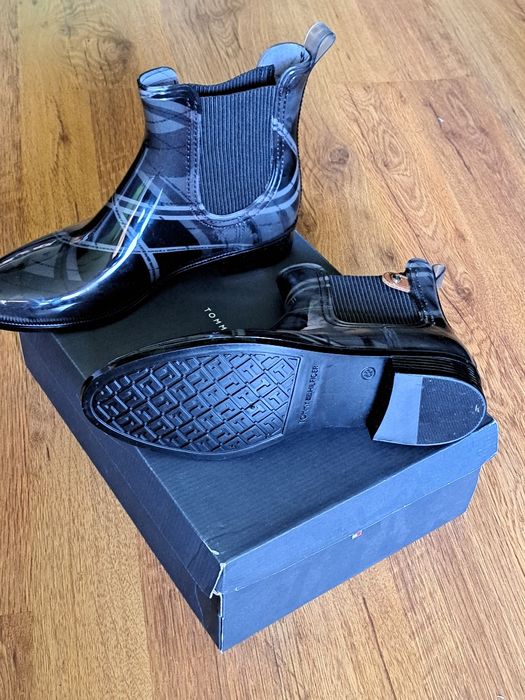 Продавам дамски ботушки