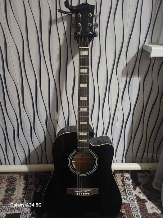 Продам акустическую гитару