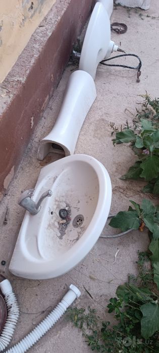 Бу унитаз ва умывальник сотилади. Bu unitaz va umivalnik sotiladi.
