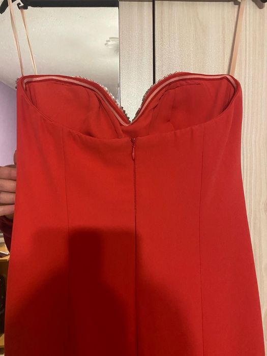 Официална роклята е 36 размер