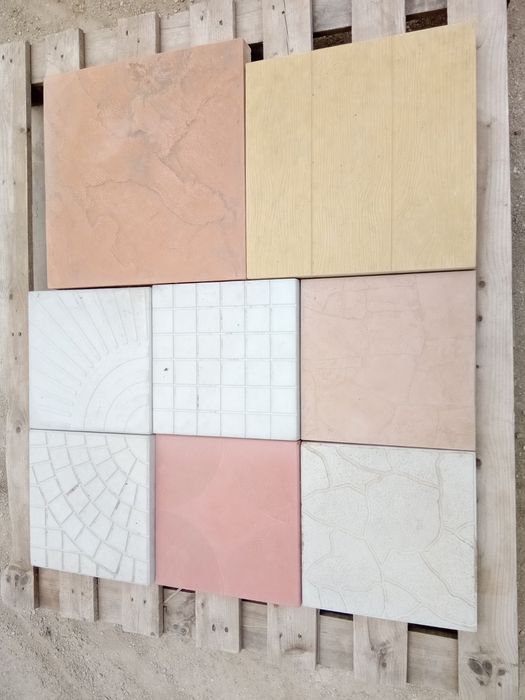 Тротоарни плочки, шапки за комин и огради, колони, балюстри и други.