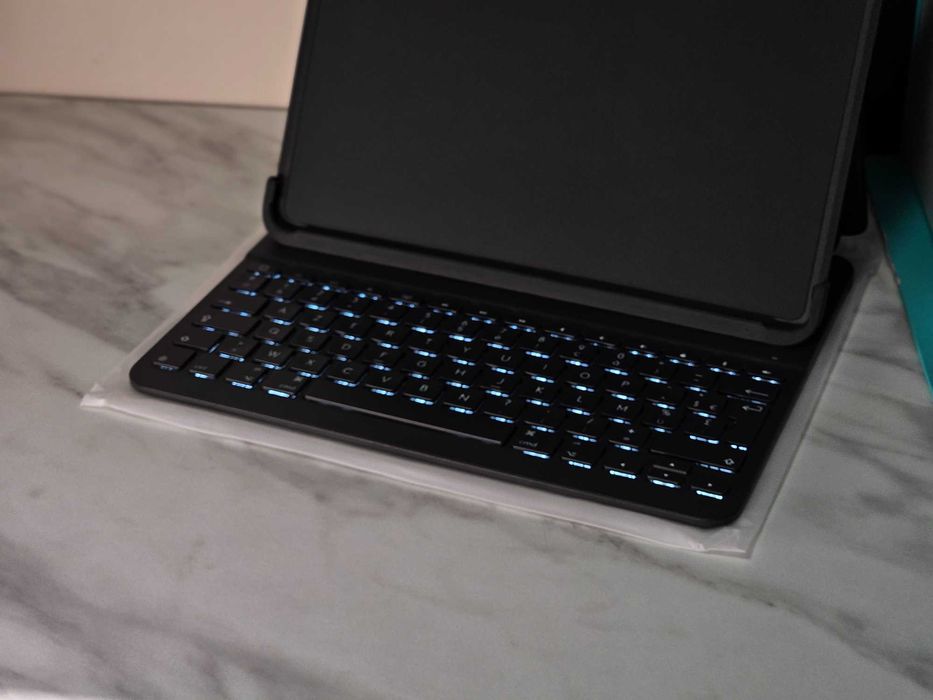 Logitech Slim Folio Pro за iPad Pro 12.9 – клавиатура, кейс, поставка