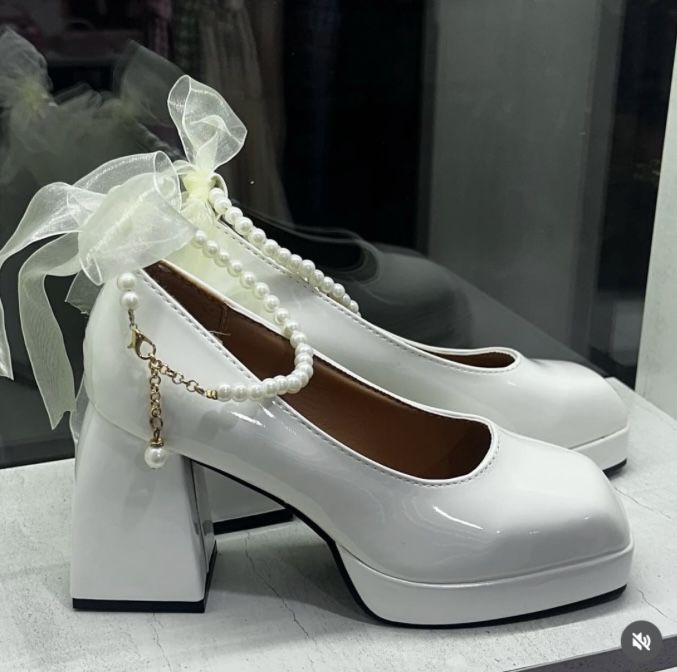 Продам туфли белые