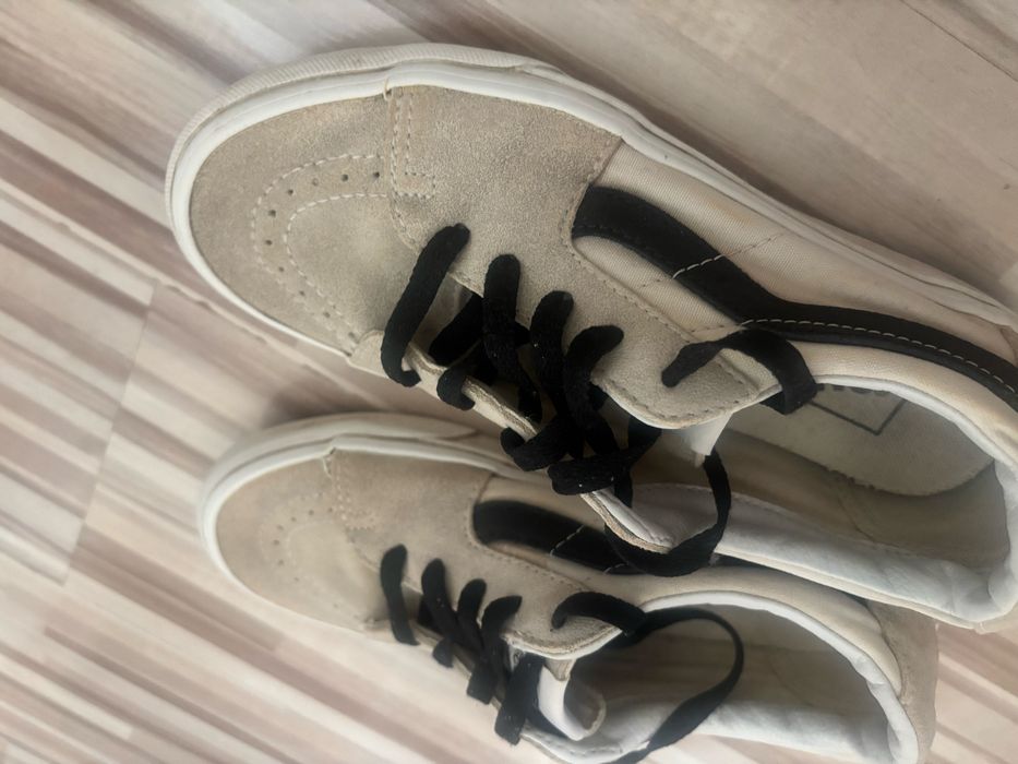 Два чифта обувки-Vans и Converse