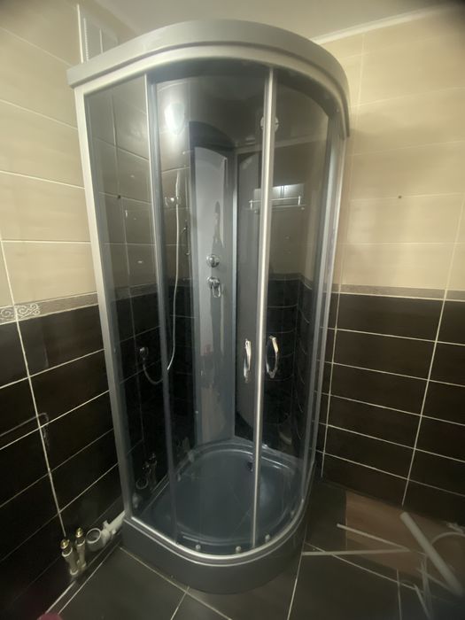 Установка душевых кабин