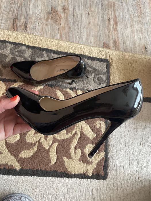 Обувки лачени стилето