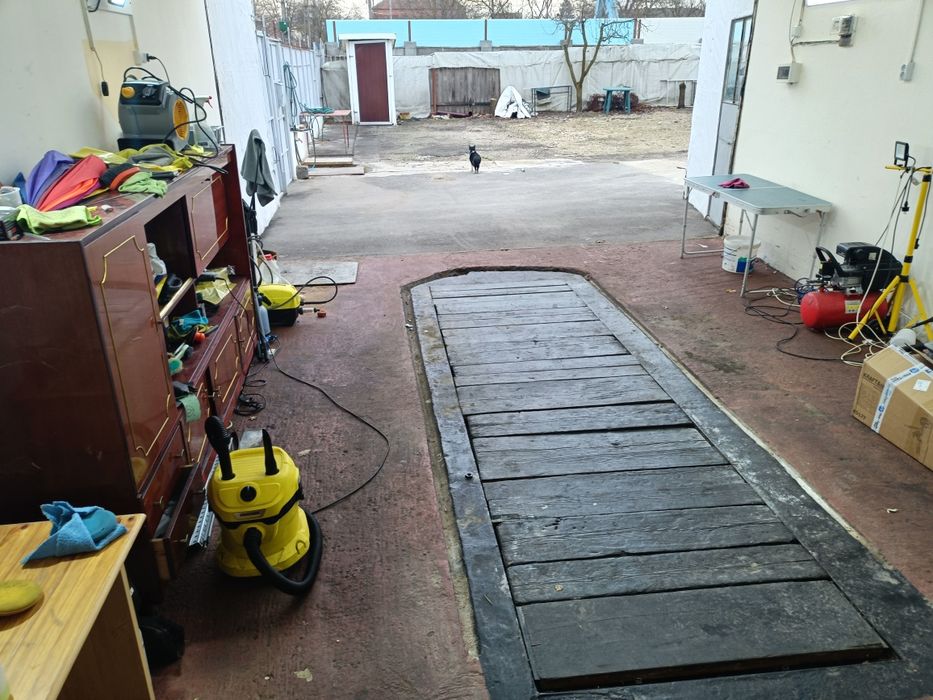 Închiriez garaj in curte