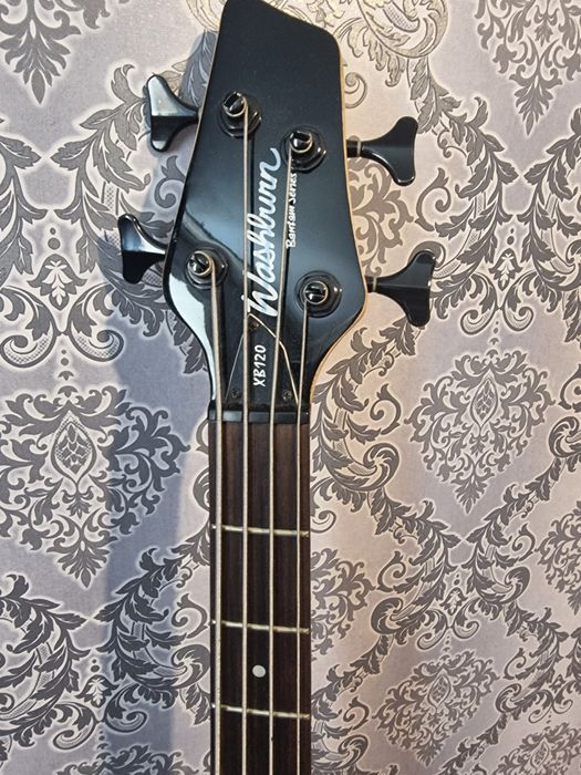 Бас гитара,комби усилитель,чехол от гитары.