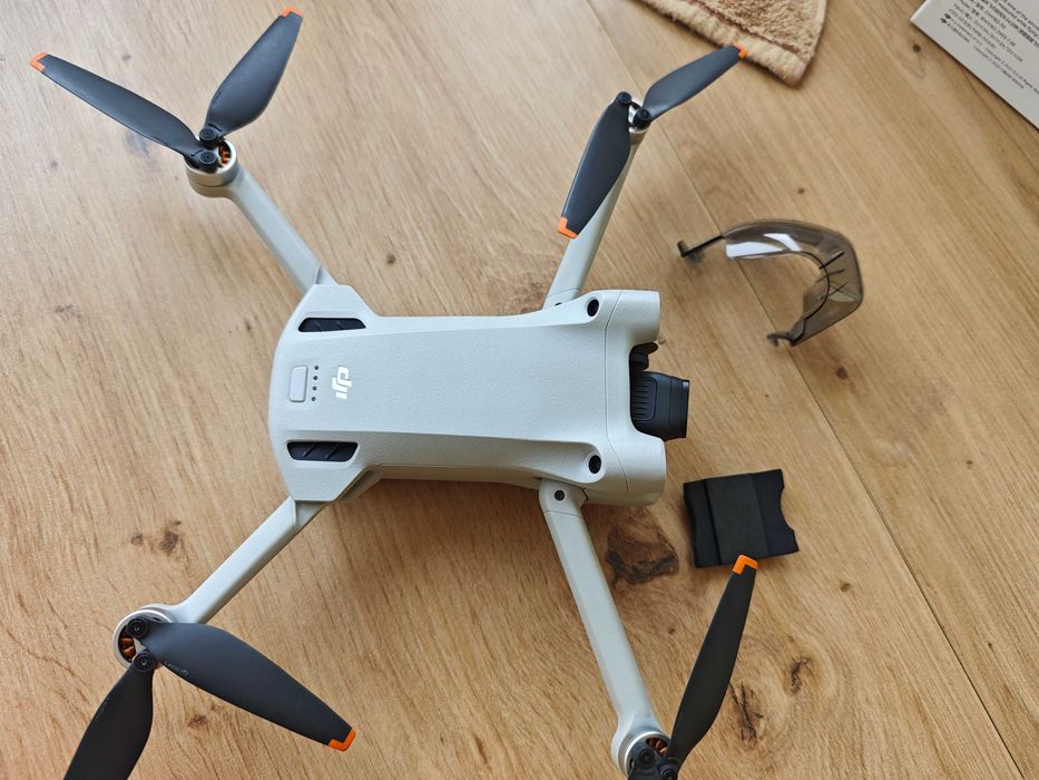 Дрон DJI Mini 3 Pro Fly More Combo (Перфектен, отключен до 500м)