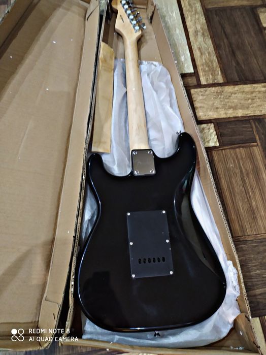 Upakovkada Yengi Elektr Sola Gitara Sotiladi