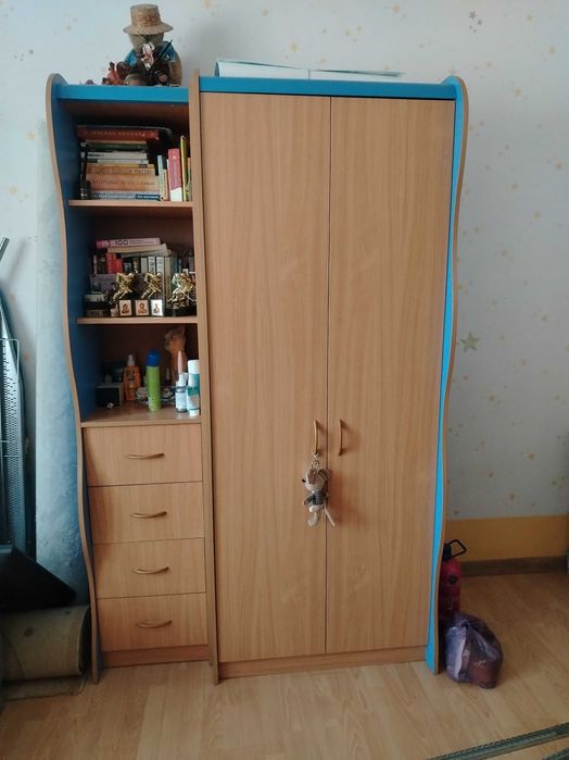 Шкаф плательный с полочками