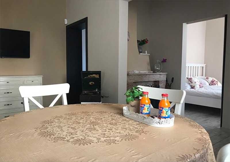 Дава се под наем Тристаен апартамент в София, Център - 70 кв.м за 700 € - Снимка #2