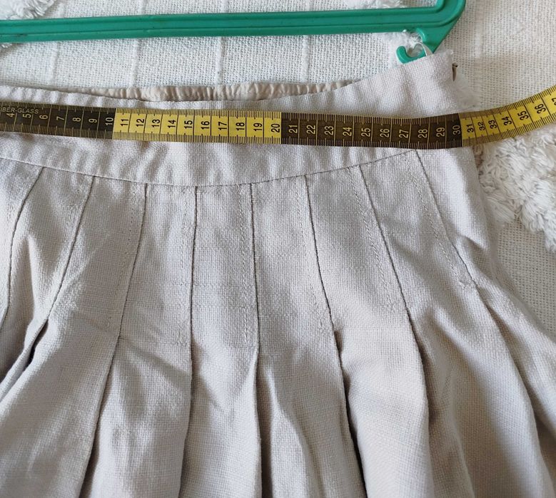 Продавам ленена пола на плисета светло бежов цвят