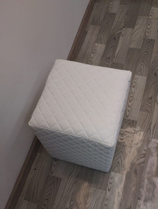 Taburet tapițat din piele albă