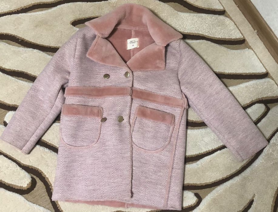 Продам пальто на девочку 11-12 лет