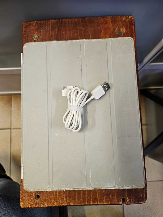 9,7" таблет Apple iPad 2 16GB, Wi-Fi, 9.7in - White (MC979LL/A)