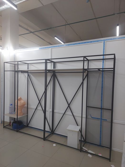 Рейлы для одежды в бутик.