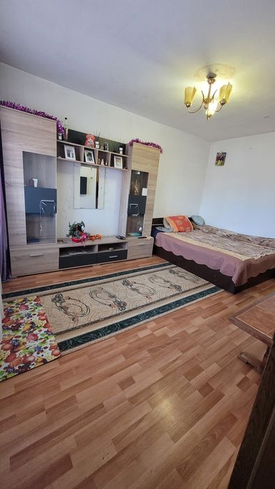 Închiriez  garsonieră  1 200 lei