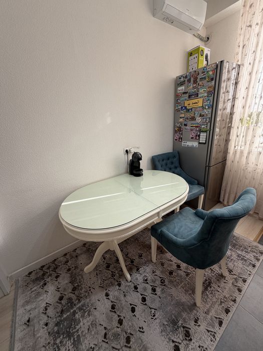 Продаётся  Стол с 6 стульями!