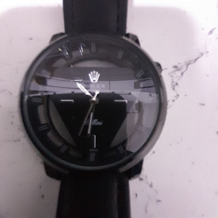 Продаётся часы наручные кварцевые