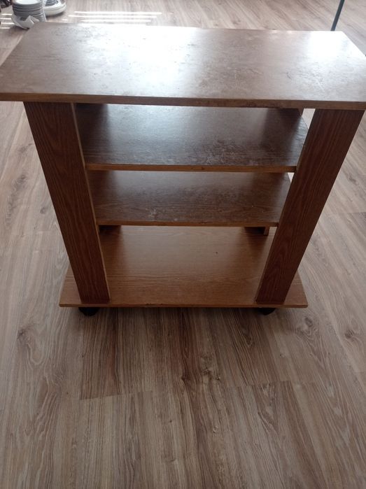 Столик на роликах