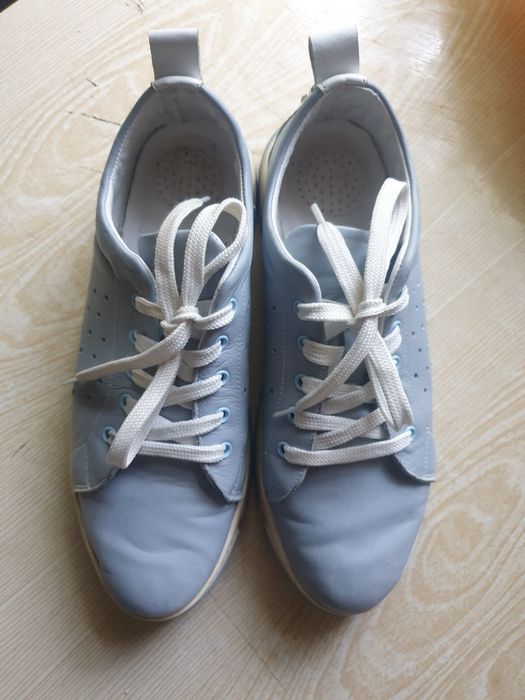 Продам кроссовки кожаные