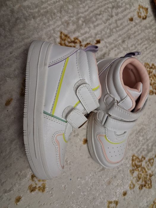 Кроссовки детские. Новый.