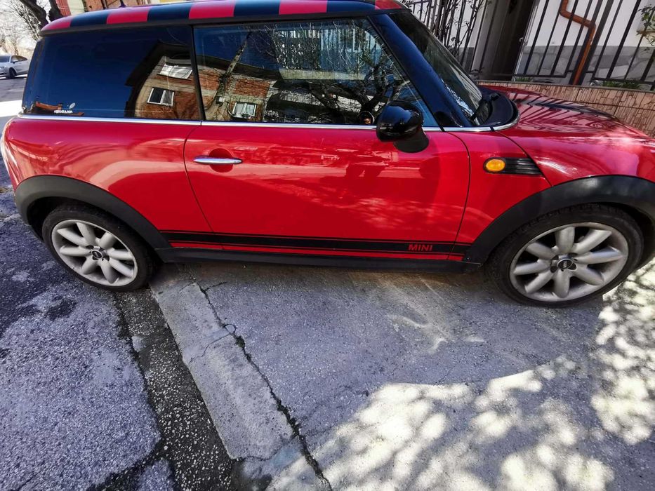 MINI One 1.4i, 95 к.с. — червен с черни ленти, 132 000 км