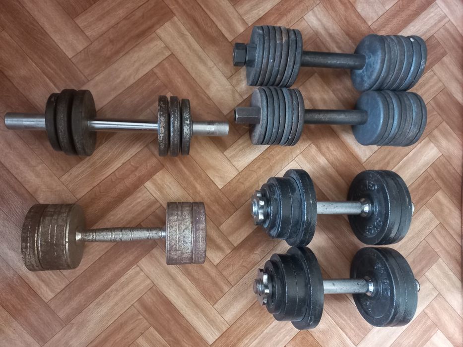 Гантели разных весов.