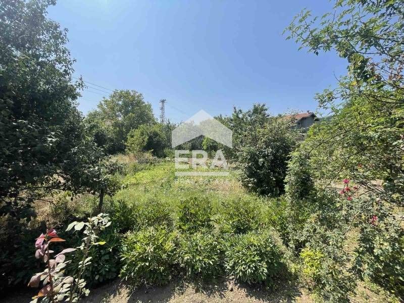 Ексклузивен първи етаж от двуетажна масивна къща за продажба, с двор,