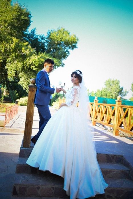 Продам свадебное платье 3d цветочками