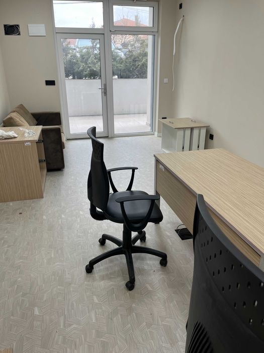 Отдава под наем търговско помещение на партер с две паркоместа