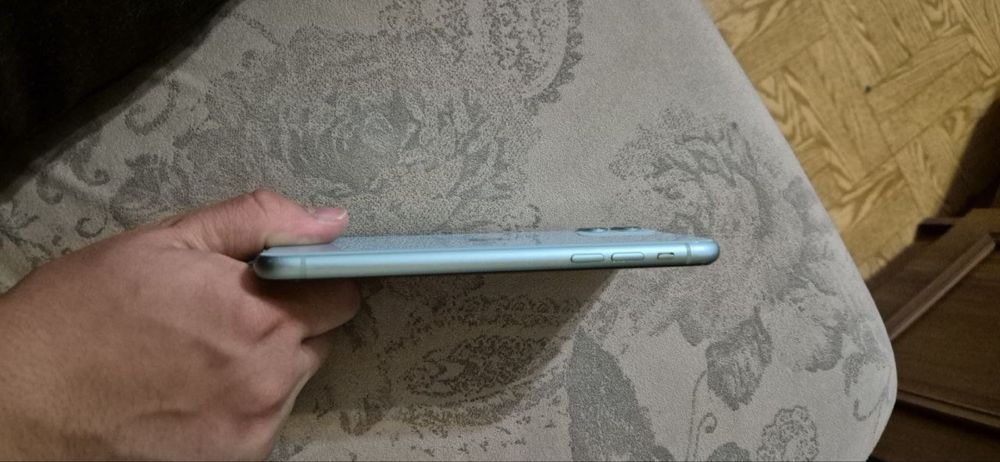 Продам айфон 11 на 64 гб батарея 77