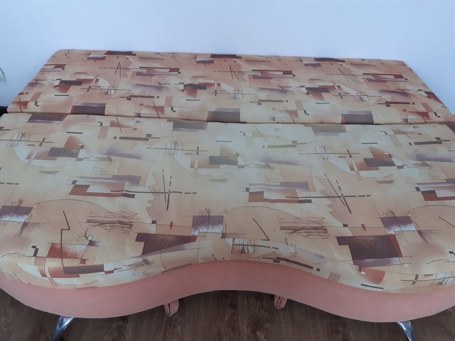 Диван с пуфиком и подушками