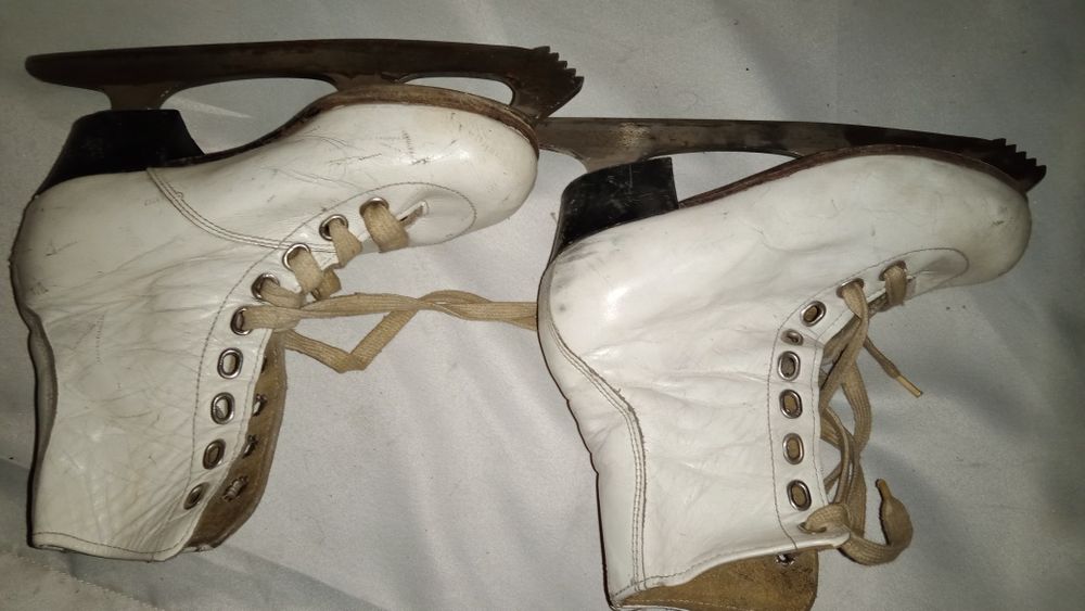 Продаются детские коньки с кожаным ботинком.