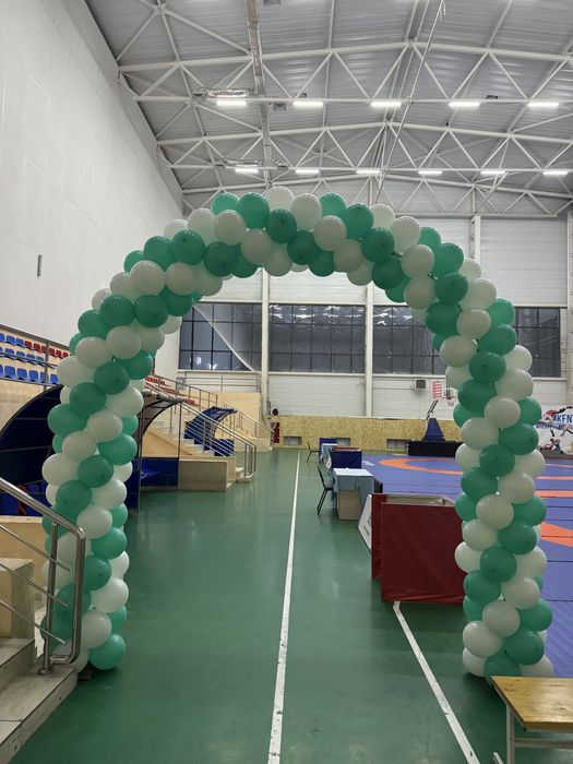 Шар арка, красный дорожка.