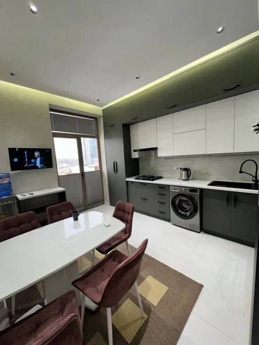 Академ городок. Новостройка 3/5/7. Площадь 84кв.м. мебель+техника.