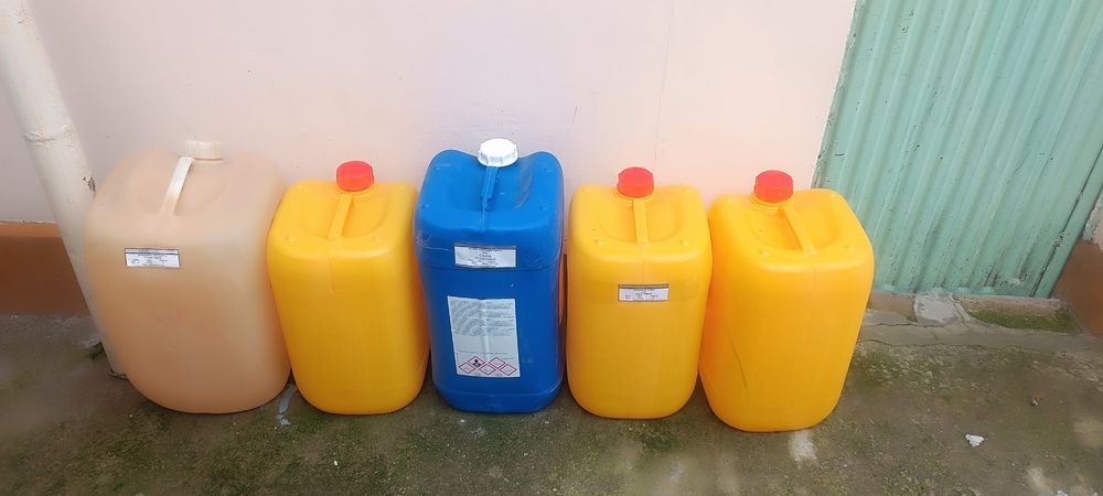 Продаётся канистры пластмассовые 20 л