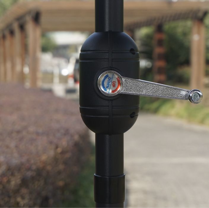 Градински чадър с диаметър 2,77м.