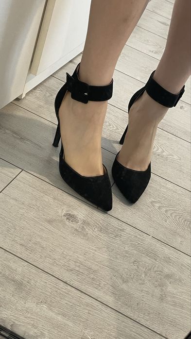 Черни обувки на ток с каишка