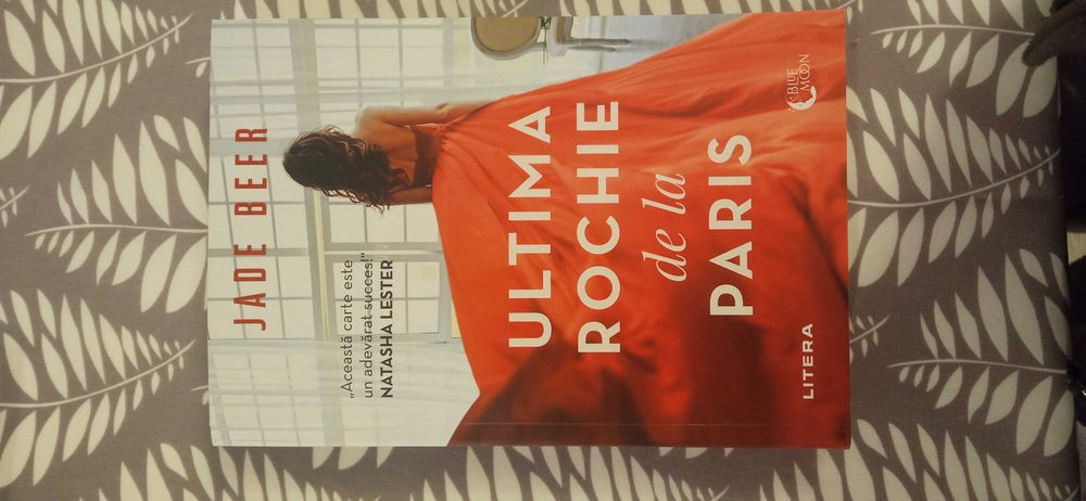 Carte "Ultima rochie de la Paris"