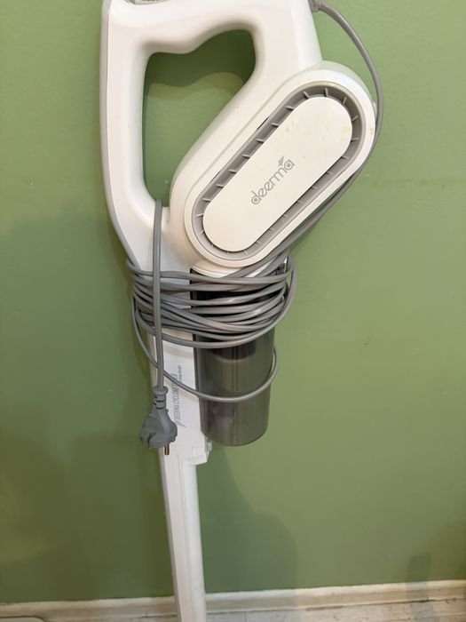 Пылесос вертикальный с тремя насадками