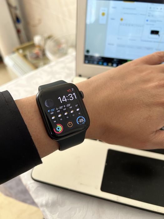 Продам смарт часы Apple Watch SE  44 mm