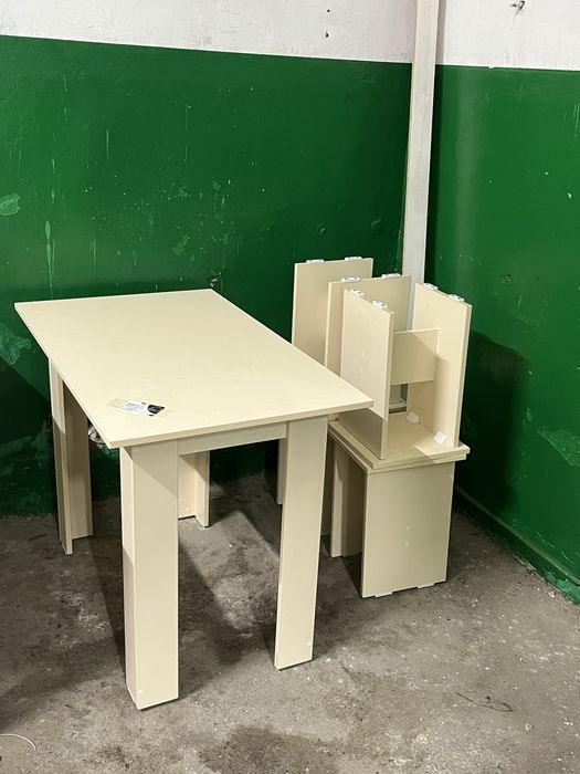 Кухонный стол с табуретками