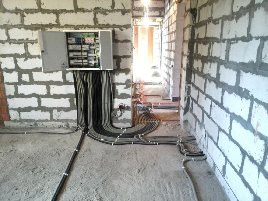 Молодой электрик