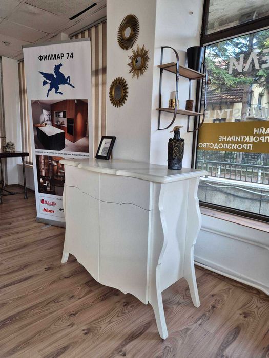 Мострени мебели от шоурум Бял комод от МДФ с полиуретанов лак