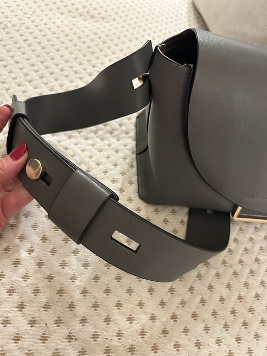 Сива кожена чанта All Saints с регулируема дръжка