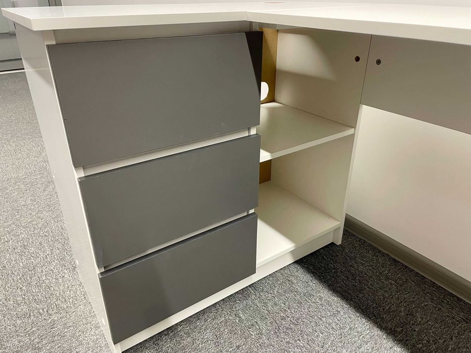 Ъглово бюро - бял и тъмносив цвят