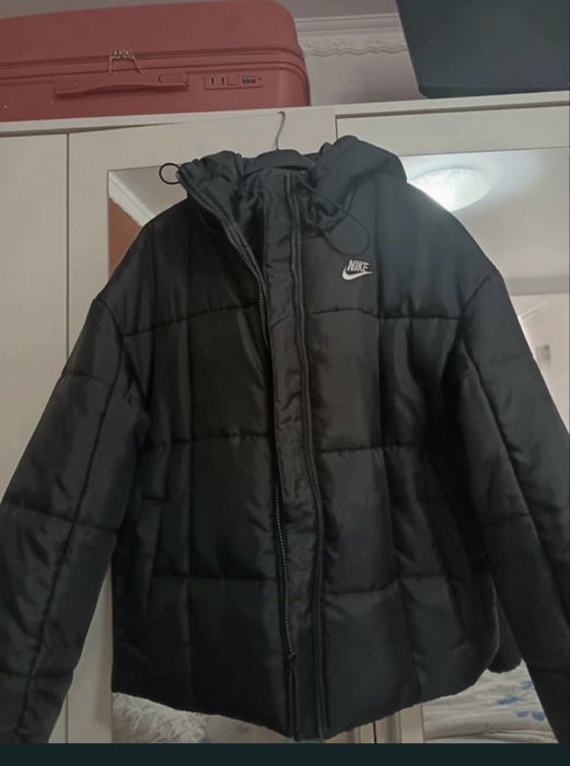 Geaca Nike dama, marimea S NOUA NEPURTATA